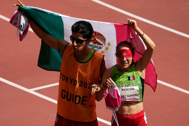 <p>La mexicana Mónica Olivia Rodríguez Saavedra, derecha, y su guía, Kevin Teodoro Aguilar Pérez, celebran durante los 1500m T11 femeninos de los Juegos Paralímpicos de 2020 en el Estadio Nacional de Tokio, el lunes 30 de agosto de 2021.</p>