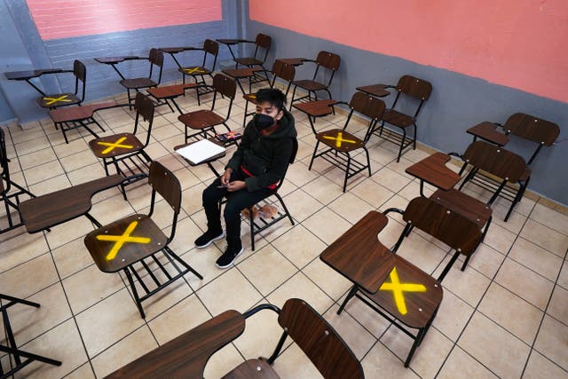 <p>Un estudiante se sienta solo durante una clase presencial en la escuela secundaria República Argentina en Iztacalco, Ciudad de México, el lunes 30 de agosto de 2021.</p>
