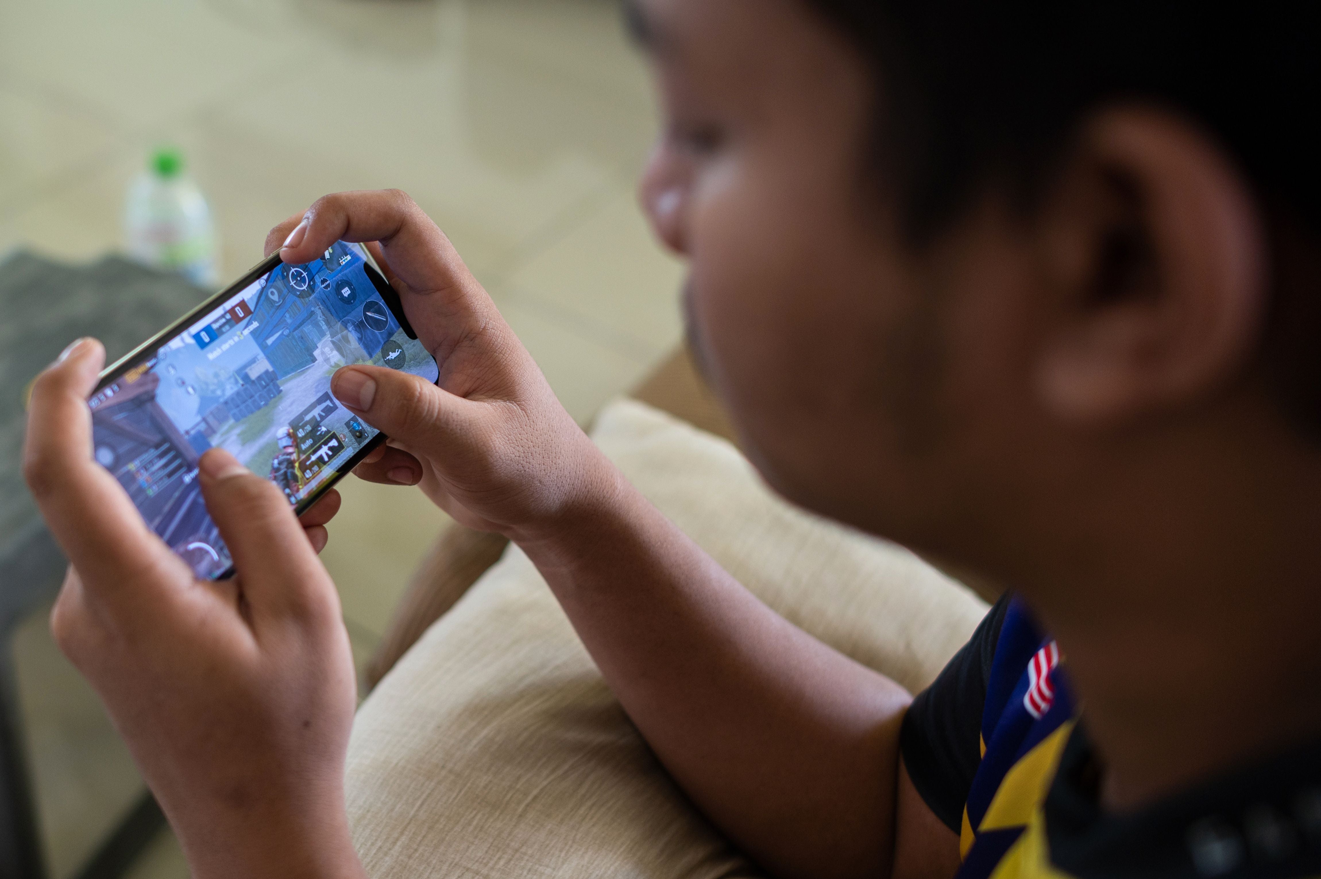 China allows children under 18 to play online games for one hour