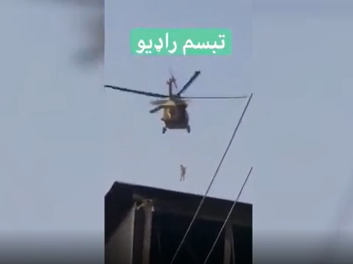 Sembra che i talebani stiano sorvolando Kandahar con elicotteri Black Hawk statunitensi