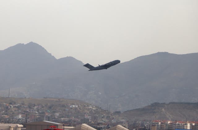 Un avión militar estadounidense despega del Aeropuerto Internacional Hamid Karzai en Kabul, Afganistán, el 30 de agosto de 2021.