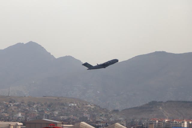 Un avión militar estadounidense despega del Aeropuerto Internacional Hamid Karzai en Kabul, Afganistán, el 30 de agosto de 2021.