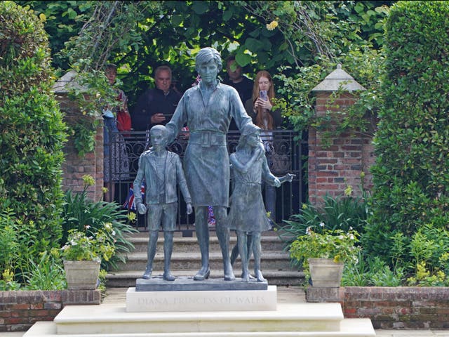 Los miembros del público ven la estatua de Diana, Princesa de Gales, en el Sunken Garden en el Palacio de Kensington, Londres