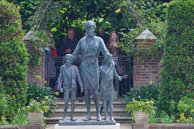 Los miembros del público ven la estatua de Diana, Princesa de Gales, en el Sunken Garden en el Palacio de Kensington, Londres