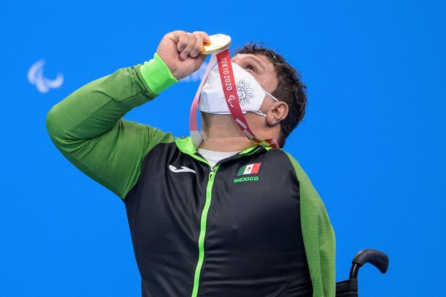 <p>El medallista de oro Arnulfo Castorena celebra durante la ceremonia de entrega de medallas de la natación masculina 50 m braza - SB2 Final en el Centro Acuático de Tokio el martes 31 de agosto de 2021. </p>
