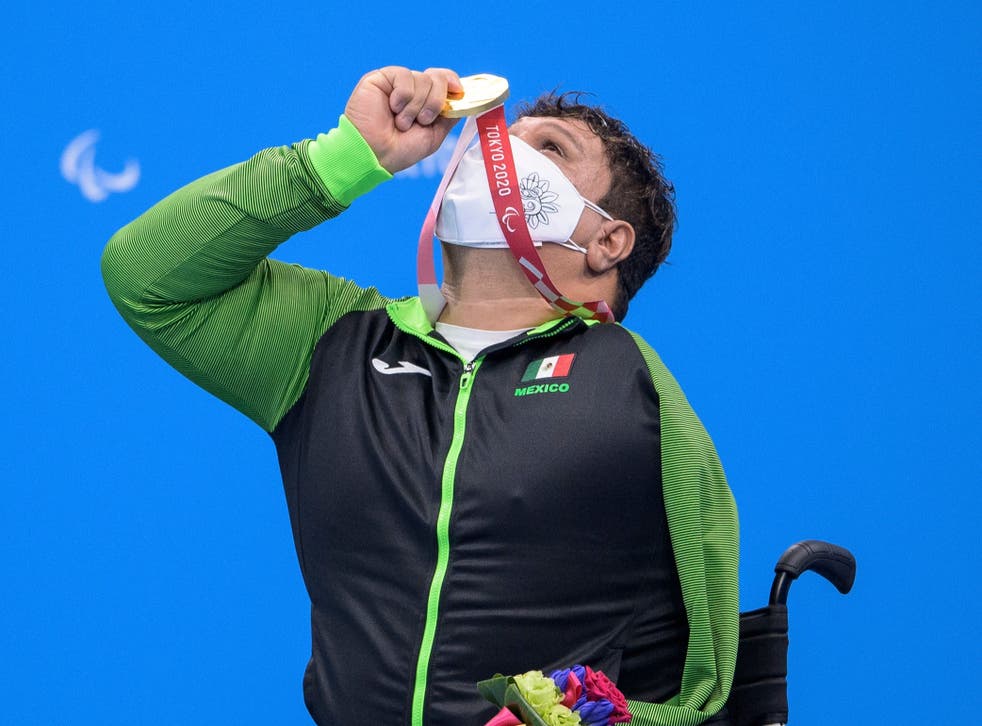 <p>El medallista de oro Arnulfo Castorena celebra durante la ceremonia de entrega de medallas de la natación masculina 50 m braza - SB2 Final en el Centro Acuático de Tokio el martes 31 de agosto de 2021. </p>