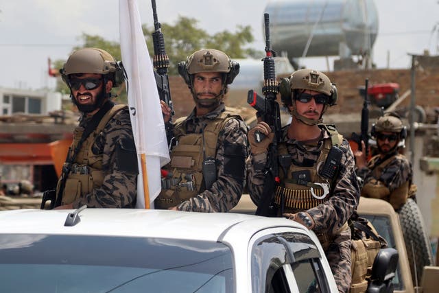 Los combatientes de las fuerzas especiales talibanes llegan al interior del aeropuerto internacional Hamid Karzai después de la retirada del ejército estadounidense.