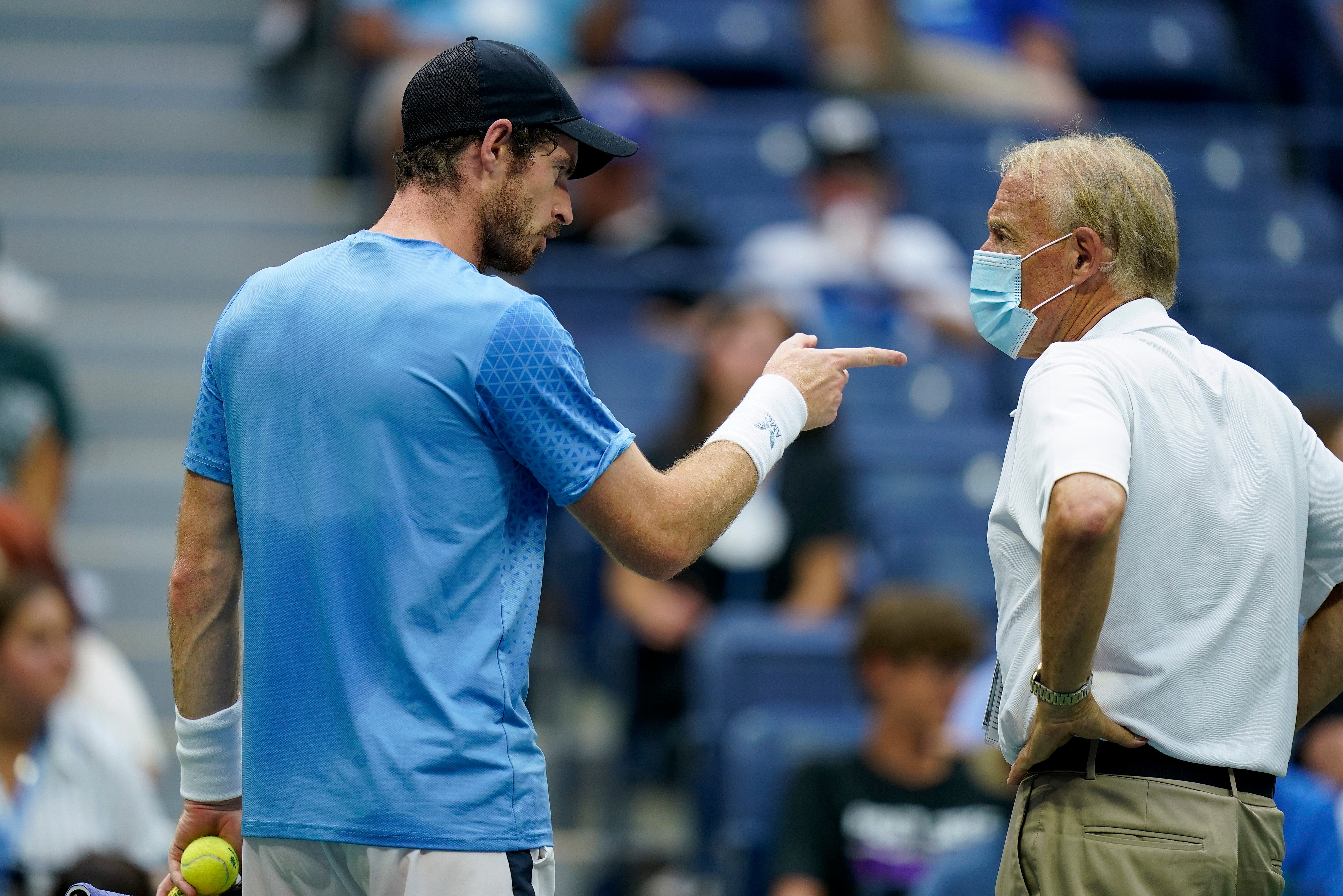 Andy Murray complains to an official