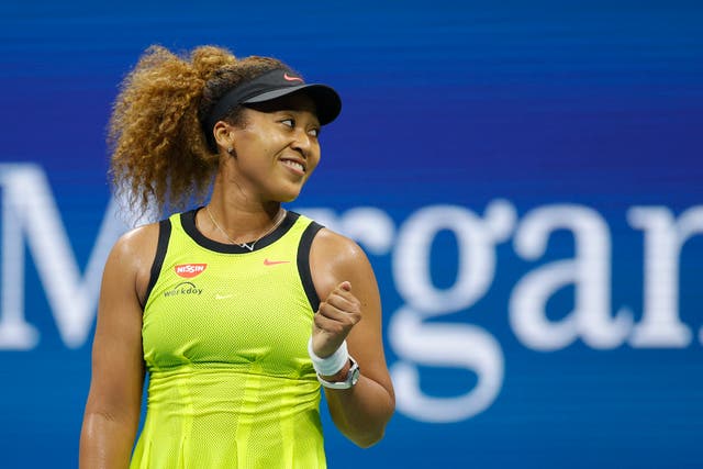 Naomi Osaka le da un alfiler a una joven fan