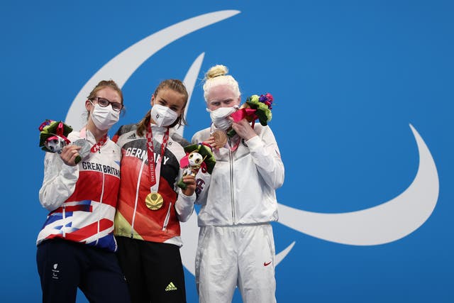 <p>Redfern, left, with Elena Krawzow of Germany, who took gold, and Colleen Young of USA, who took bronze </p>