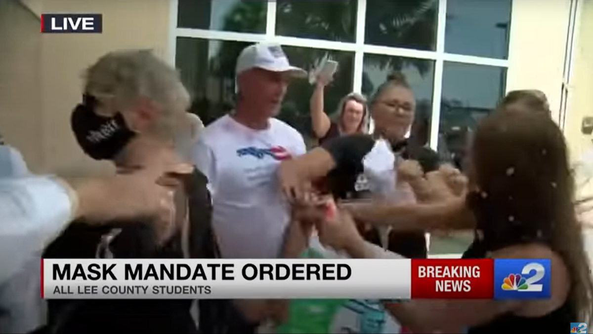 I combattimenti sono scoppiati in una riunione del consiglio scolastico della Florida dopo che i manifestanti contro i mandati delle maschere sembravano spingere il dottore