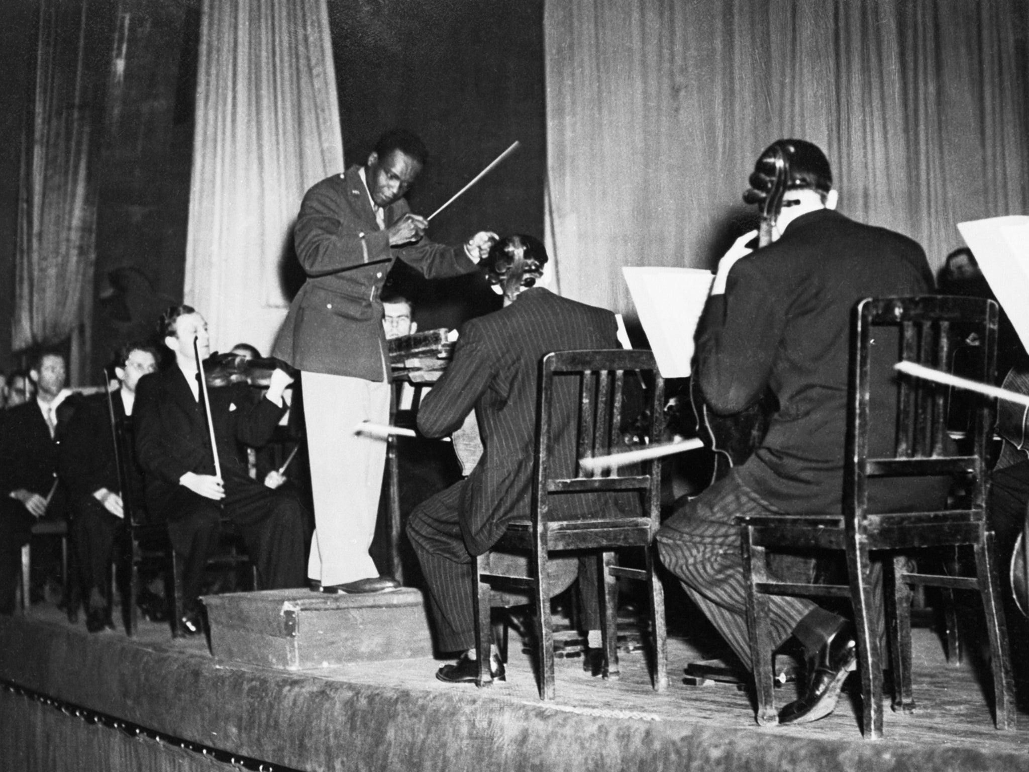 Rudolph Dunbar leads the Berlin Philharmonic orchestra in 1945