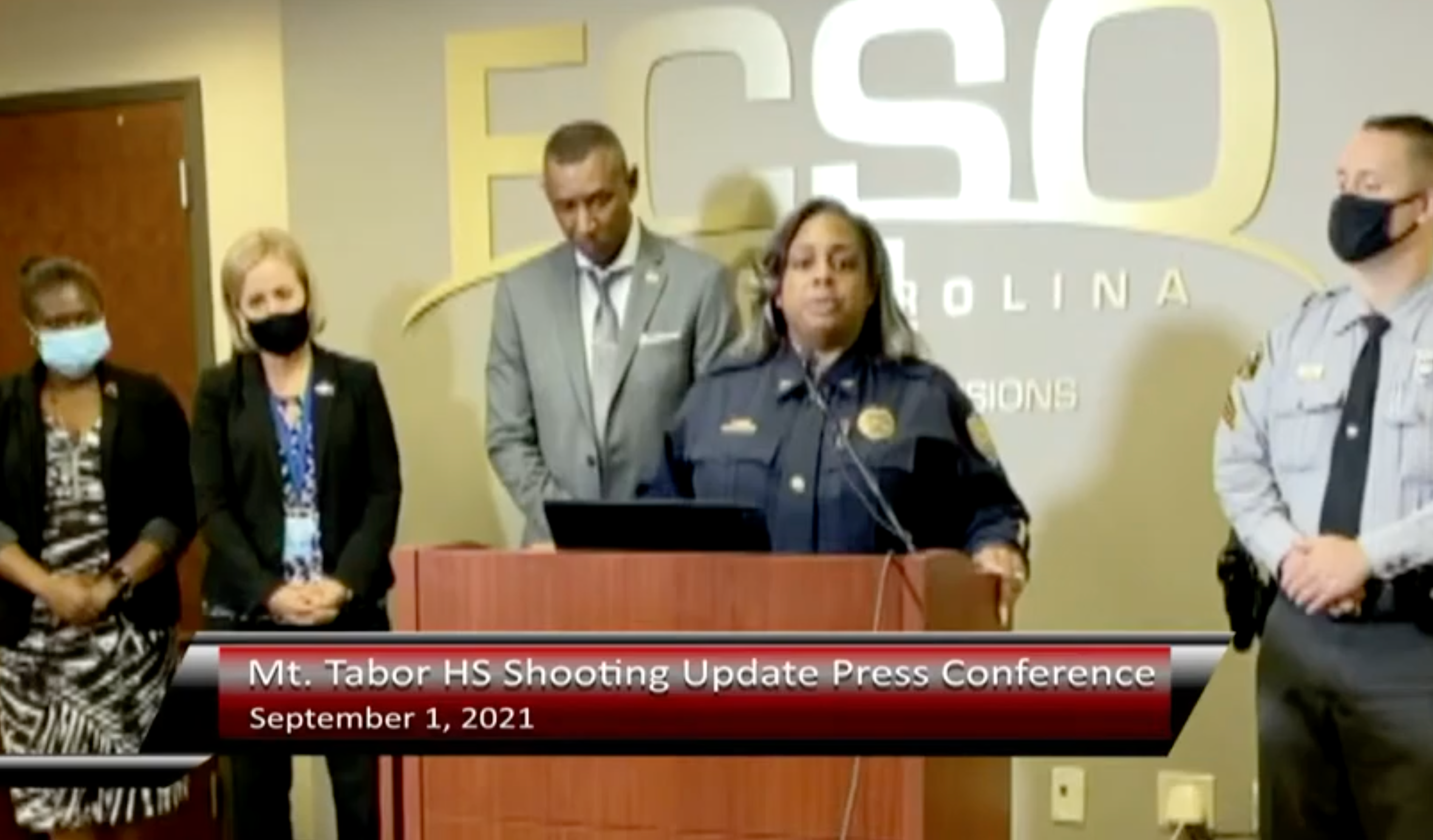 La policía informa al público sobre un tiroteo que dejó a un estudiante muerto en Mount Tabor High School en Carolina del Norte