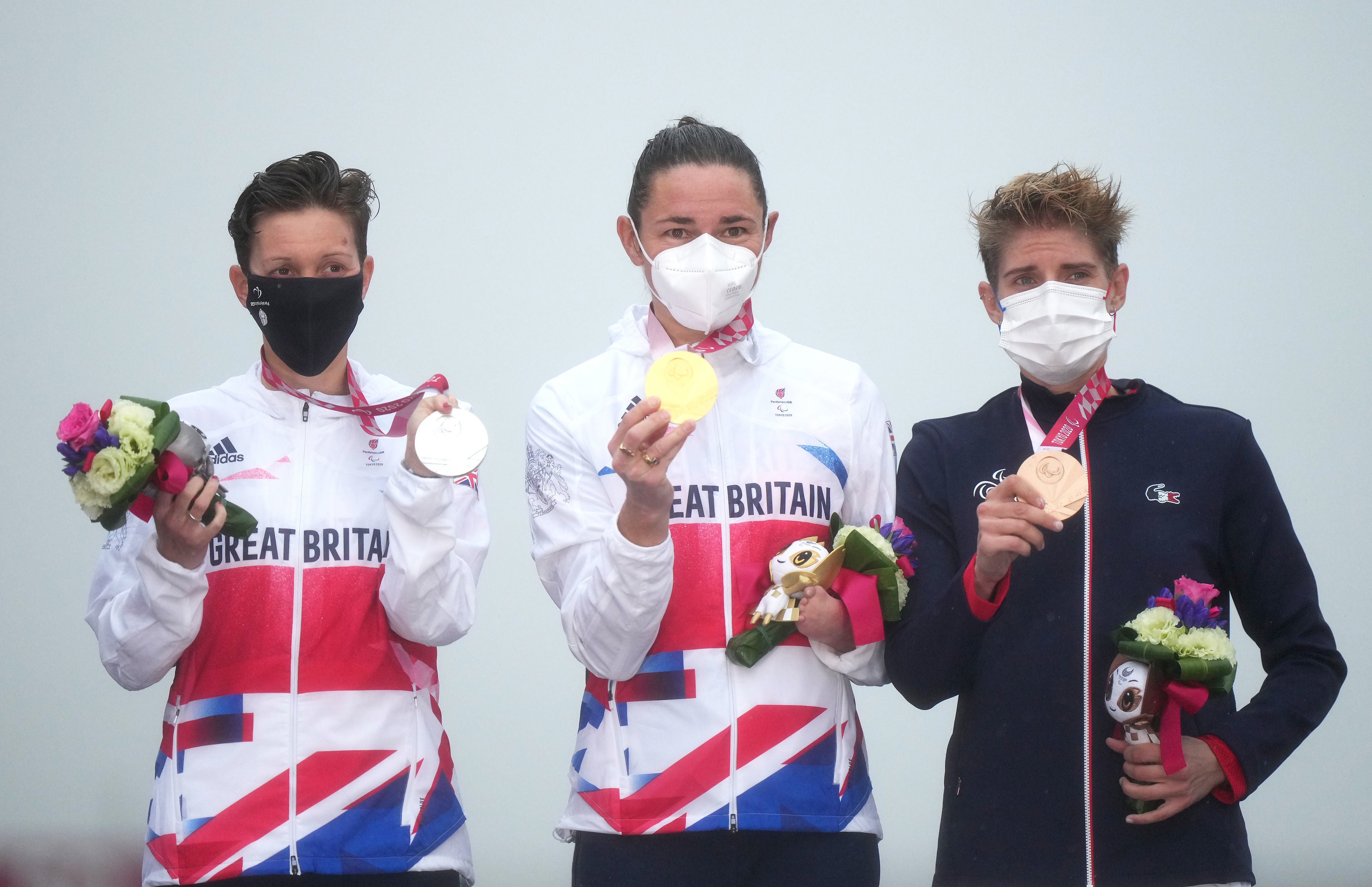 (L-R) Crystal Lane-Wright, British teammate Dame Sarah Storey, France’s Marie Patouillet