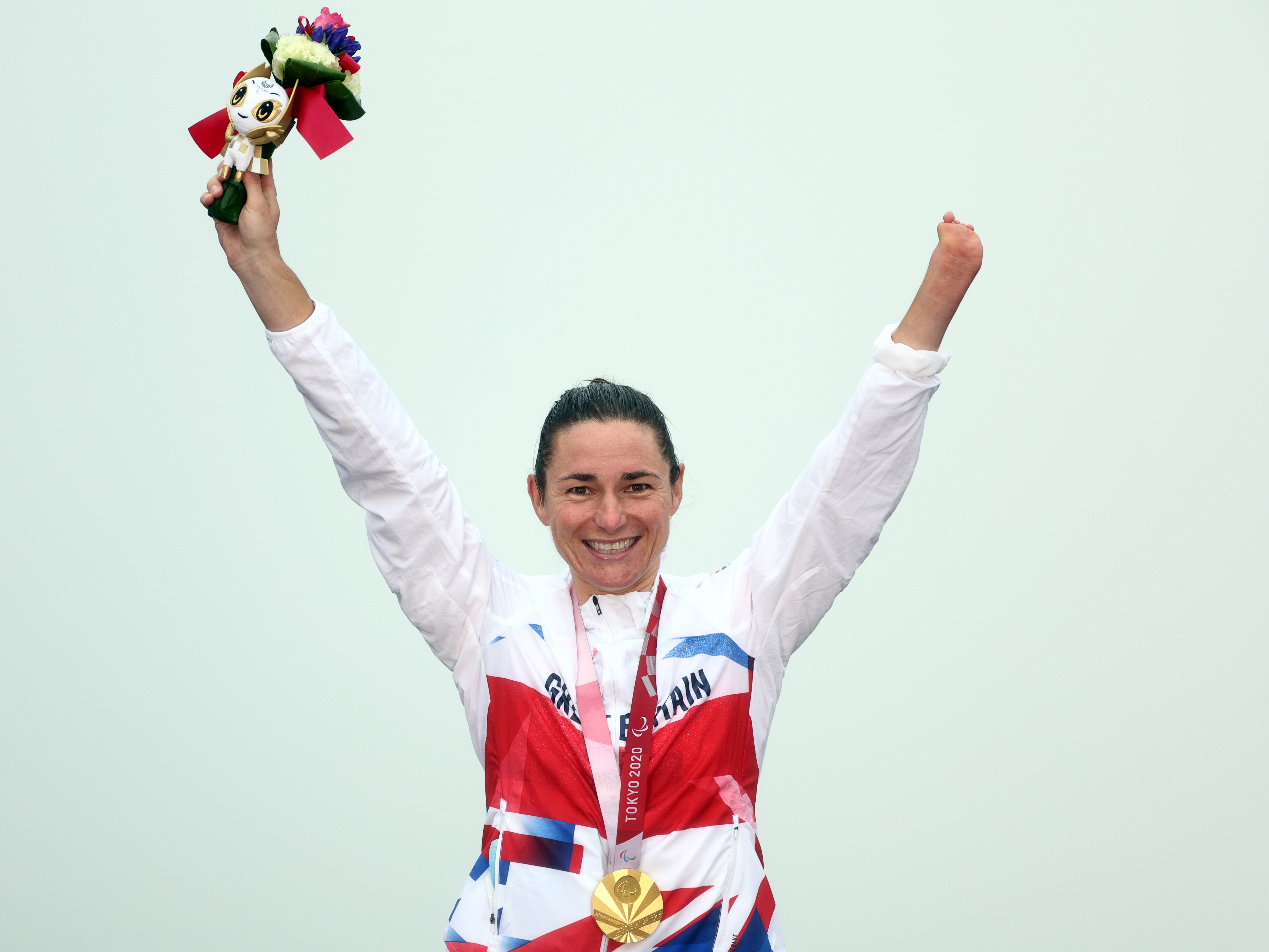 Dame Sarah Storey celebrates her victory in the women’s C4-5 road race
