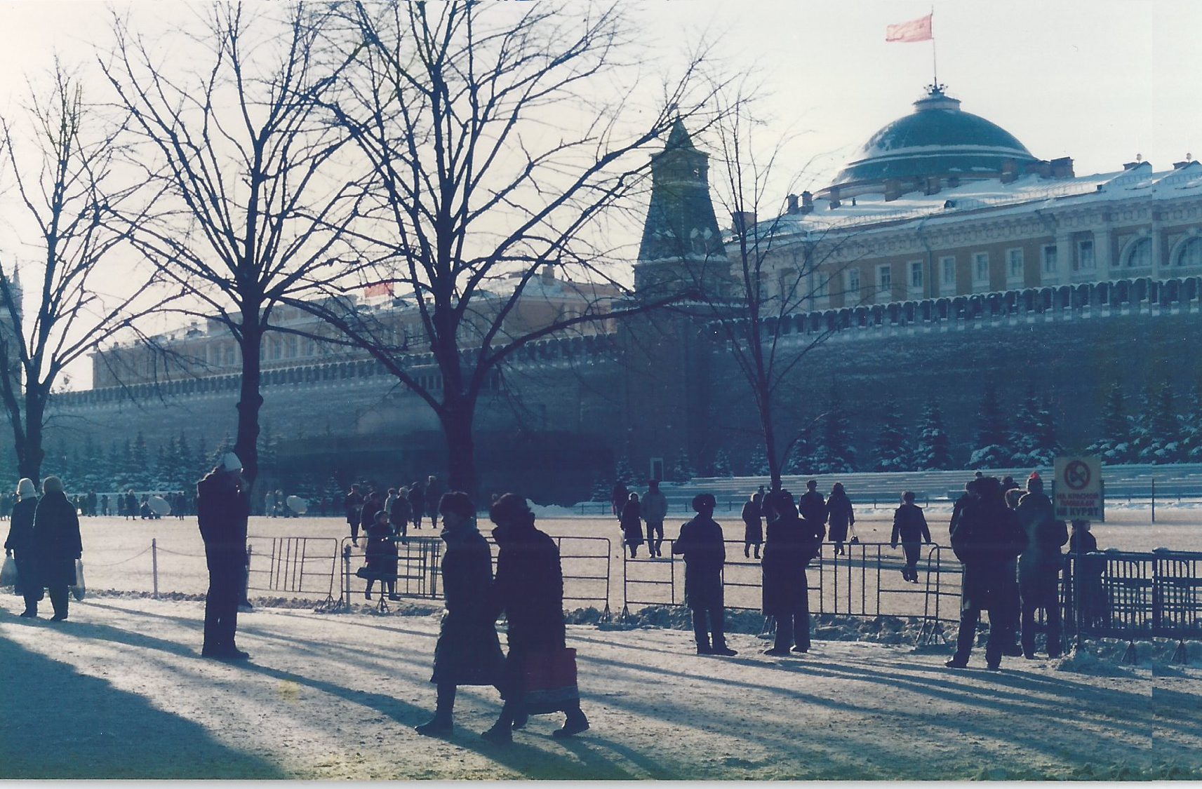 <p>Back to the future: Russia may move to a simpler Soviet model for issuing visas, as prevailed in Red Square in 1986 (pictured)</p>