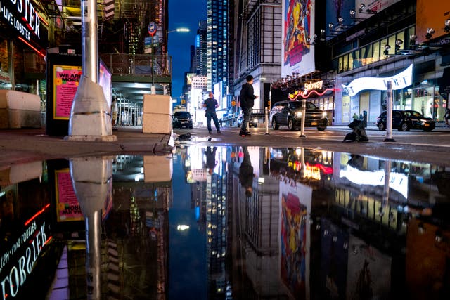 <p>Las luces de Times Square en Nueva York se reflejan en el agua estancada el jueves 2 de septiembre de 2021, cuando el huracán Ida dejó no solo agua en las calles de la ciudad, sino también daños por el viento e inundaciones graves a lo largo de la costa este.</p>