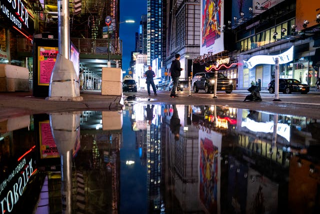 Las luces de Times Square en Nueva York se reflejan en el agua estancada el jueves 2 de septiembre de 2021, cuando el huracán Ida dejó no solo agua en las calles de la ciudad, sino también daños por el viento e inundaciones graves a lo largo de la costa este.