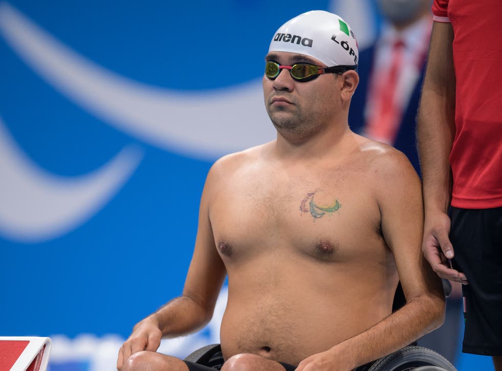 <p>Diego López Díaz se prepara al inicio de la Final de Natación Masculina 150 m Medley Individual SM3 en el Centro Acuático de Tokio, Juegos Paralímpicos de Tokio 2020, Tokio, Japón, el sábado 28 de agosto de 2021.</p>