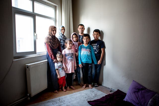 Abdulkerim Buhri (35), su esposa Bibi GŸl (30), la esposa embarazada de su difunto hermano Nesrin GŸl (38) y sus hijos posan para un retrato en el apartamento de Van en el que se han alojado durante casi un mes