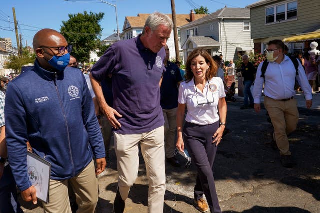 <p>La gobernadora de Nueva York Kathy Hochul, a la derecha, el alcalde Bill de Blasio, en el centro, y el presidente del condado de Queens, Donovan Richards, tras una conferencia de prensa tras el huracán Ida</p>