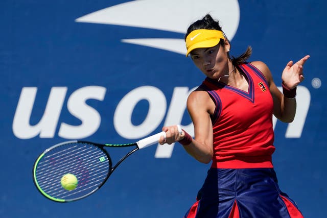 Emma Raducanu derrotó a Zhang Shuai para llegar a la tercera ronda del US Open (Seth Wenig / AP).