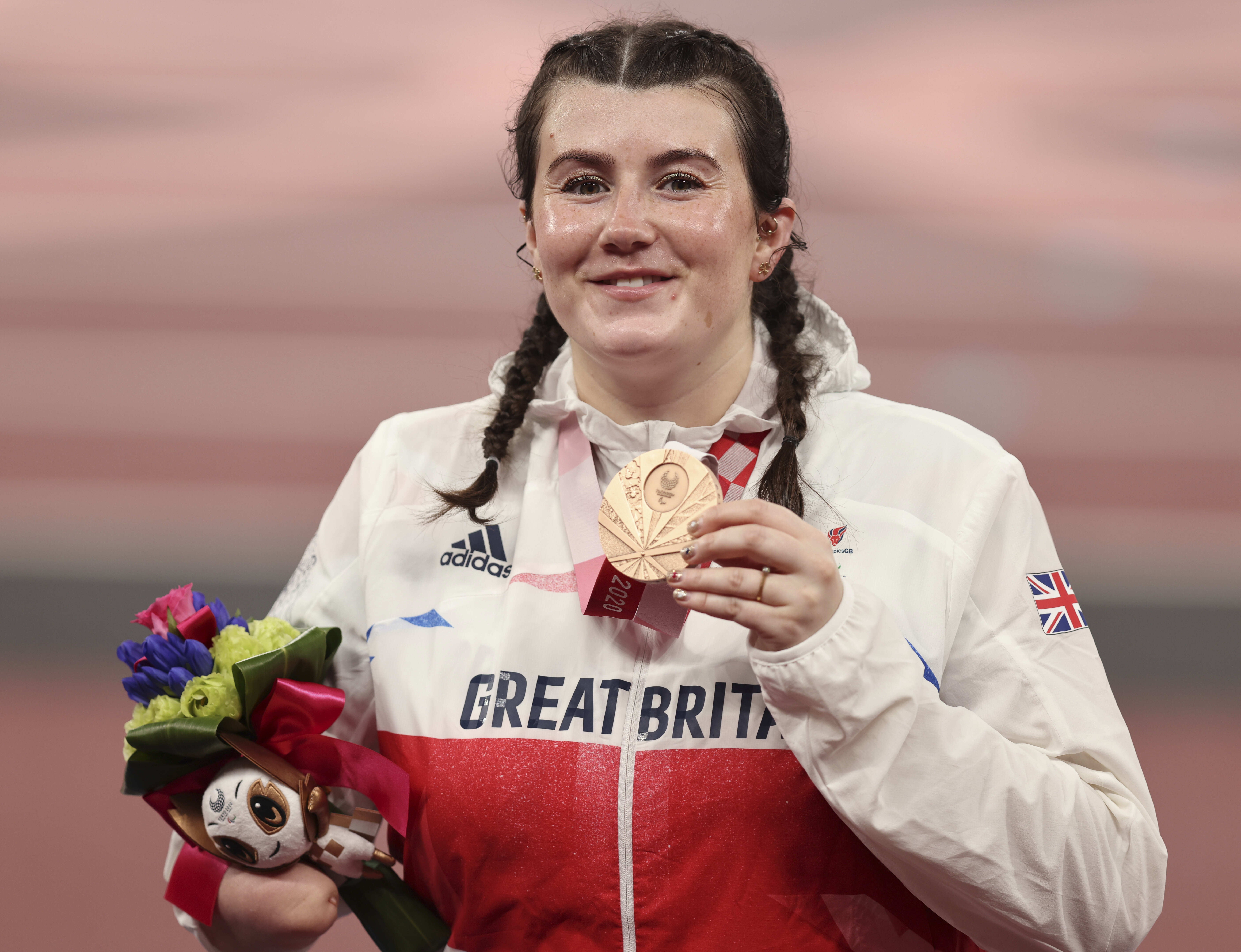 Hollie Arnold with her bronze medal in Tokyo (imagecommsralympicsGB/PA)