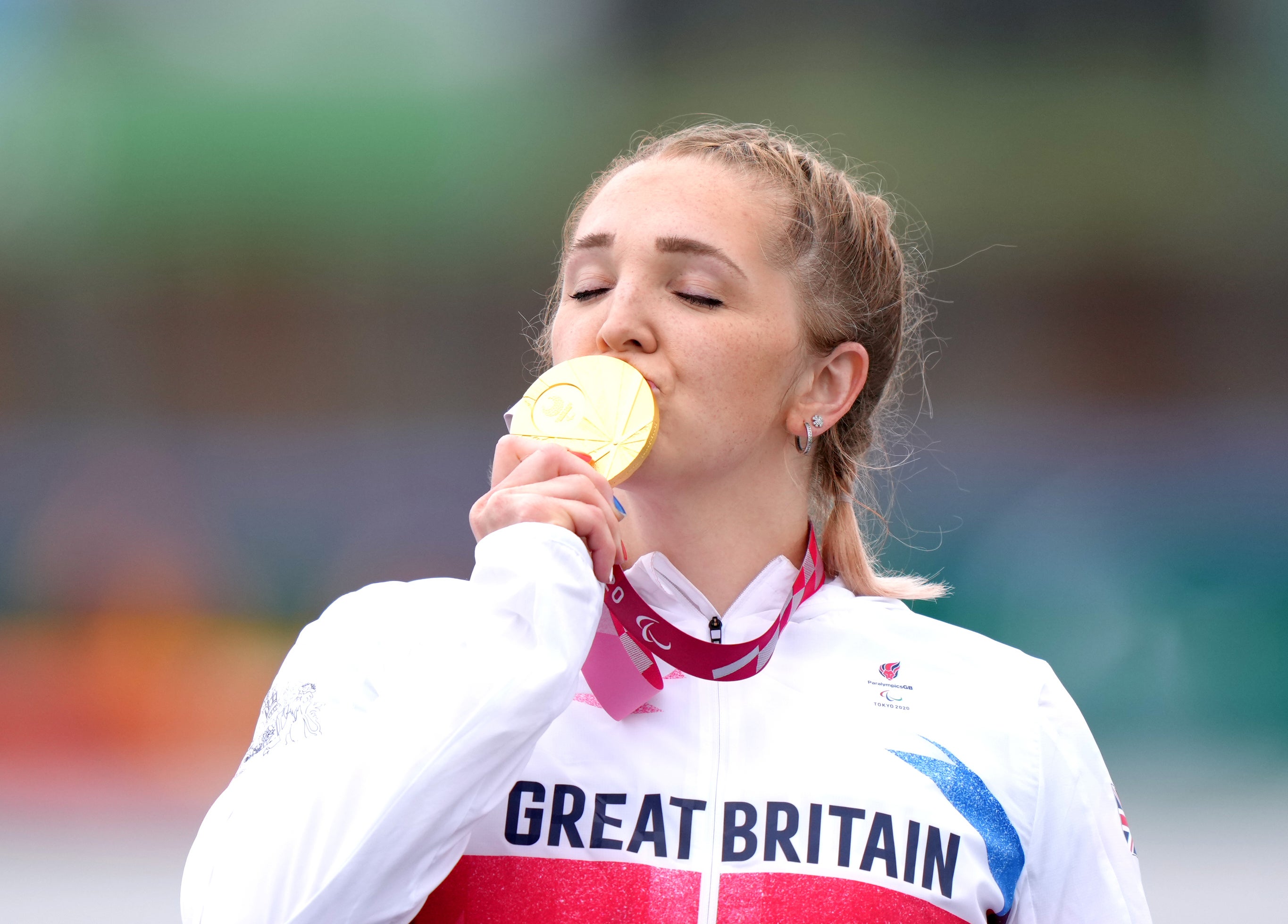 <p>Charlotte Henshaw celebrates with her  Paralympic gold medal</p>