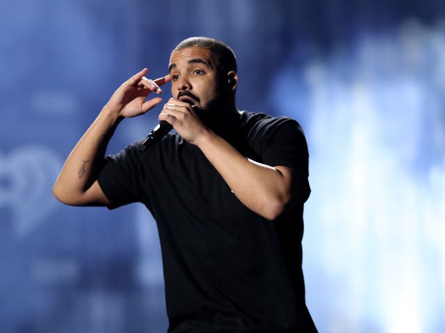 <p>Drake was criticised after fans spotted a credit for R Kelly on his new album </p>