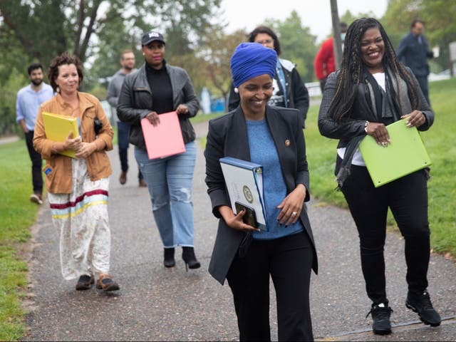 La representante Ilhan Omar lleva a sus aliados progresistas al Congreso y a la representante del estado de Minnesota Mary Kunesh-Podein a una conferencia de prensa sobre el oleoducto Enbridge Line 3 en Boom Island Park en Minneapolis el viernes 3 de septiembre de 2021 (Evan Frost / Minnesota Public Radio vía AP)