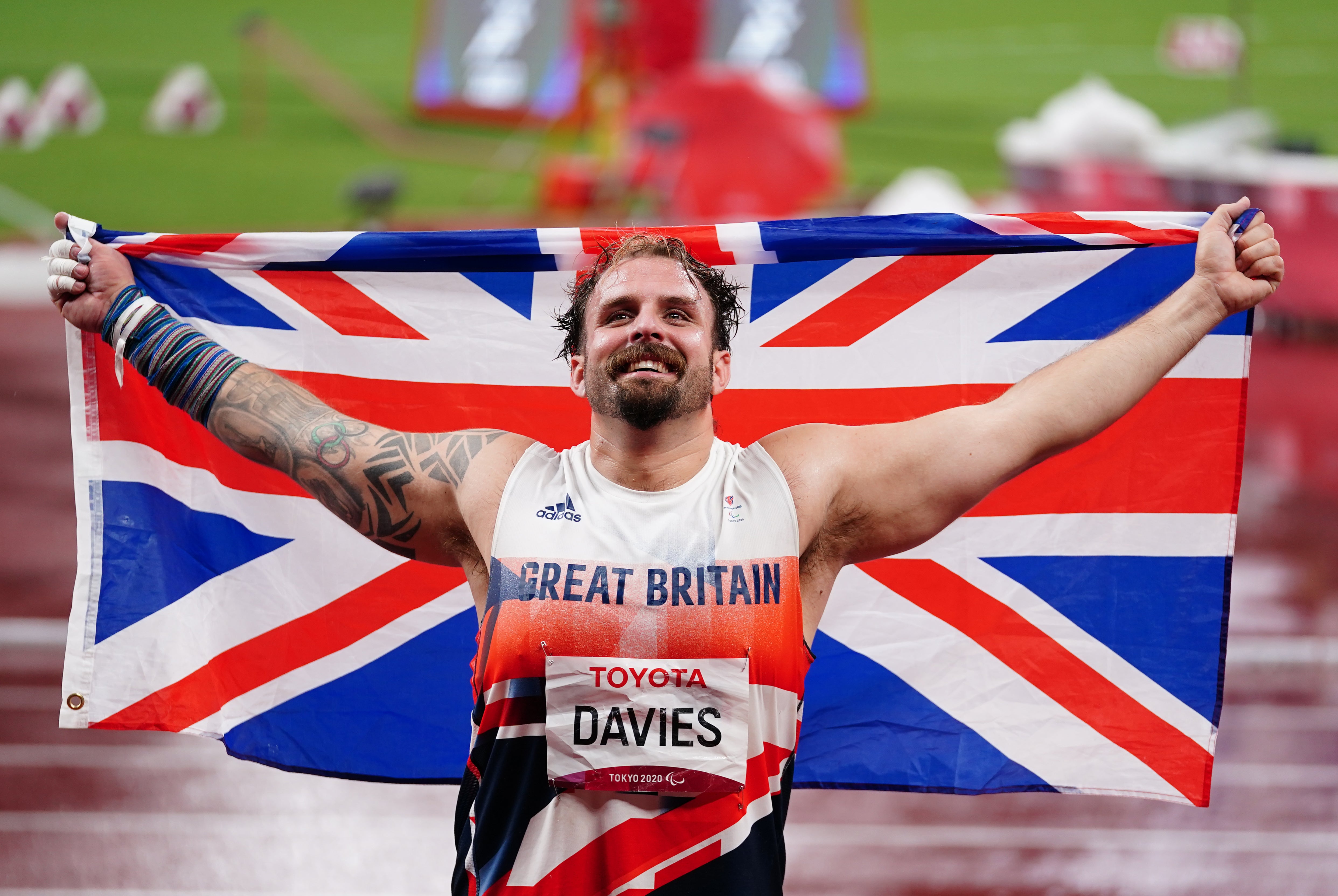 Aled Davies after winning gold in the men’s F42 shot put (John Walton/PA)