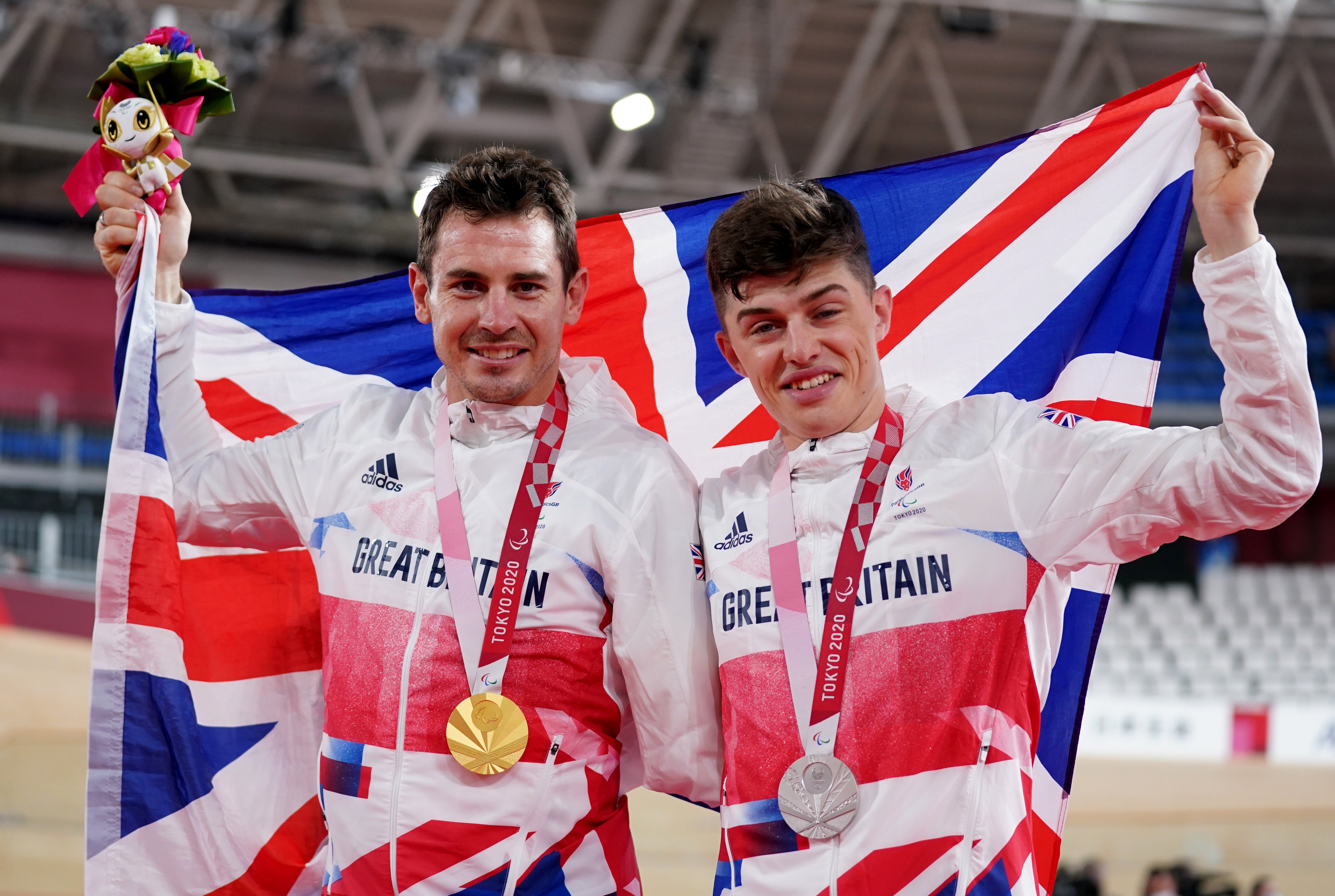 Jaco Van Gass (left) celebrates with his gold medal after winning the men’s C3 3000m individual pursuit alongside Finlay Graham with his silver (Tim Goode/PA)