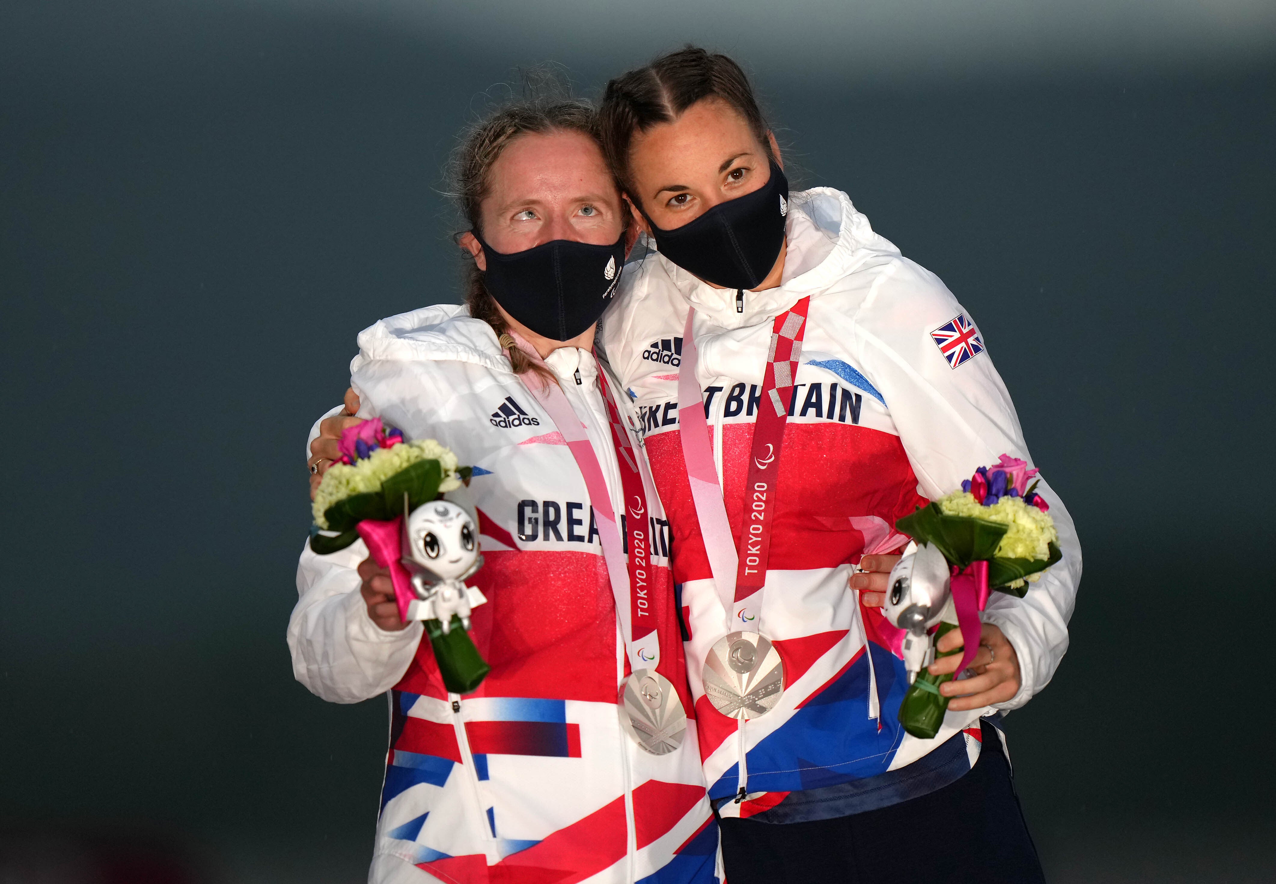 Lora Fachie (left) and pilot Corrine Hall on the podium with the silver medal from the women’s B time trial (Tim Goode/PA)