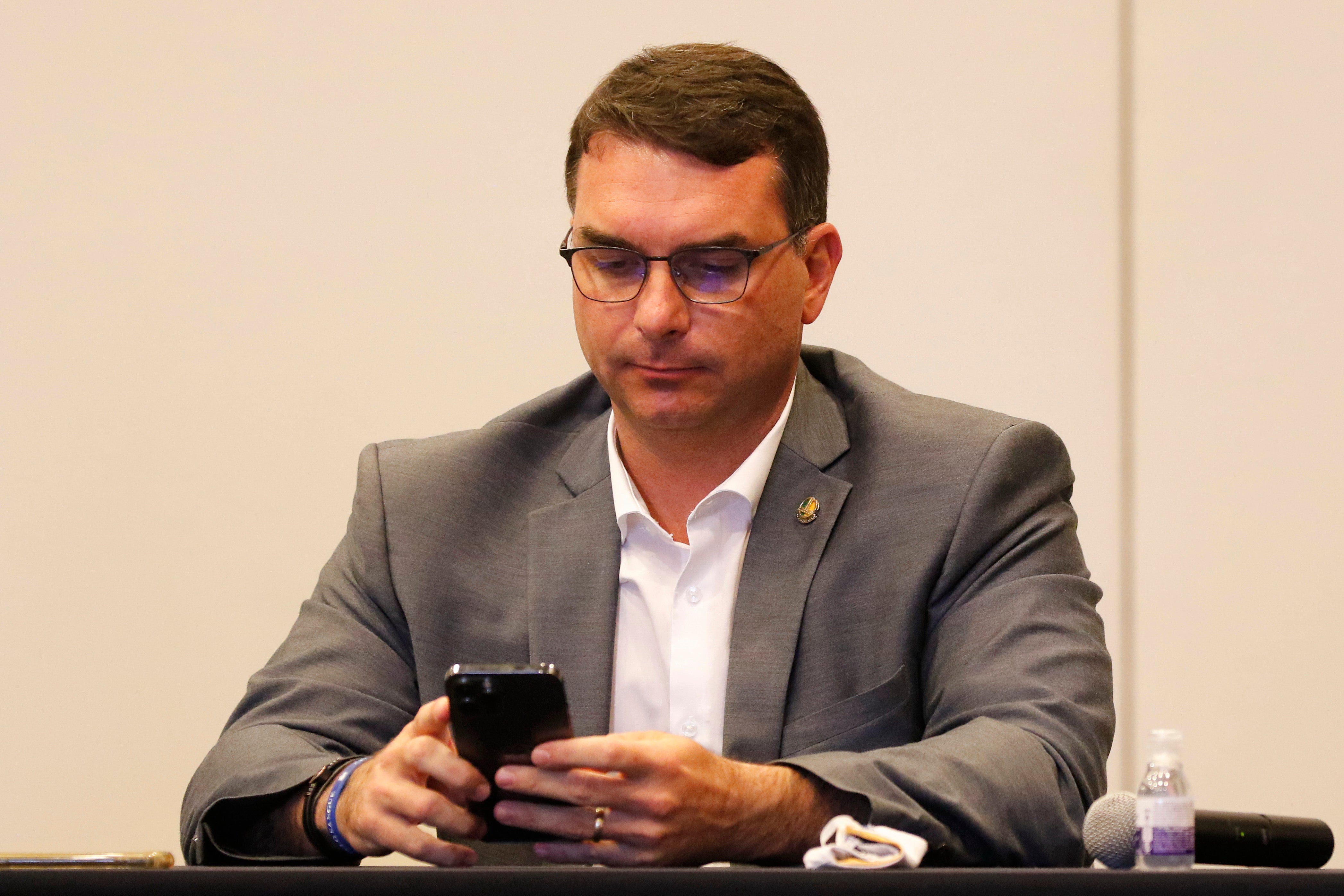 <p>El senador Flavio Bolsonaro utilizó su cuenta de Twitter para criticar a los jugadores argentinos </p>