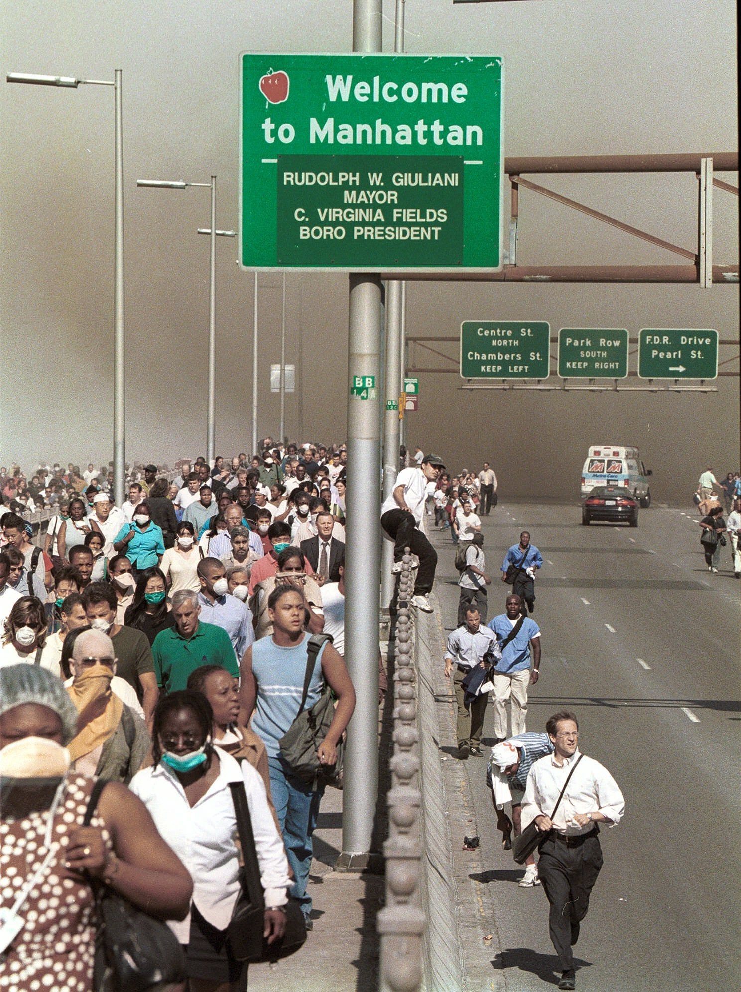 People flee Lower Manhattan across the Brooklyn Bridge