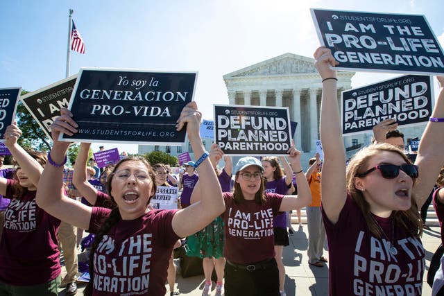 <p>Manifestantes contra el aborto frente a la Corte Suprema de EE. UU.</p>