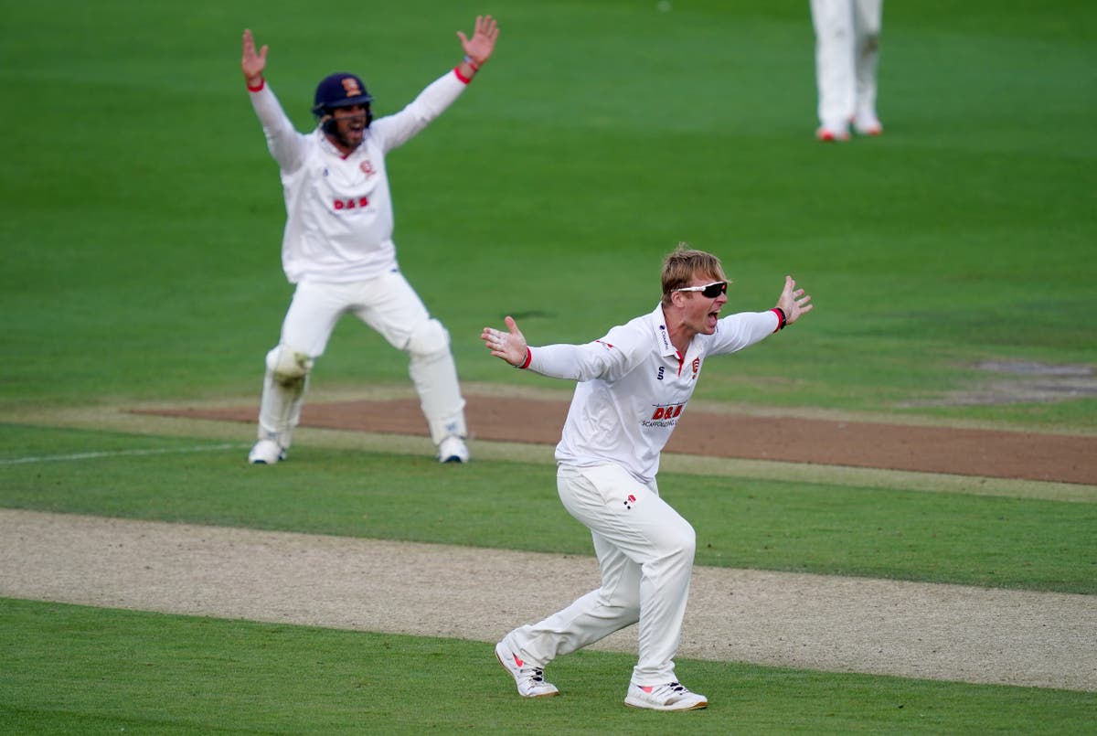 Simon Harmer moves to 49 Championship wickets as Essex beat Gloucestershire