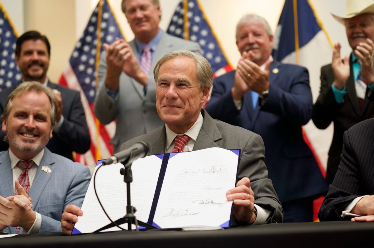 Texas Gobernador firma nueva ley con restricciones al voto