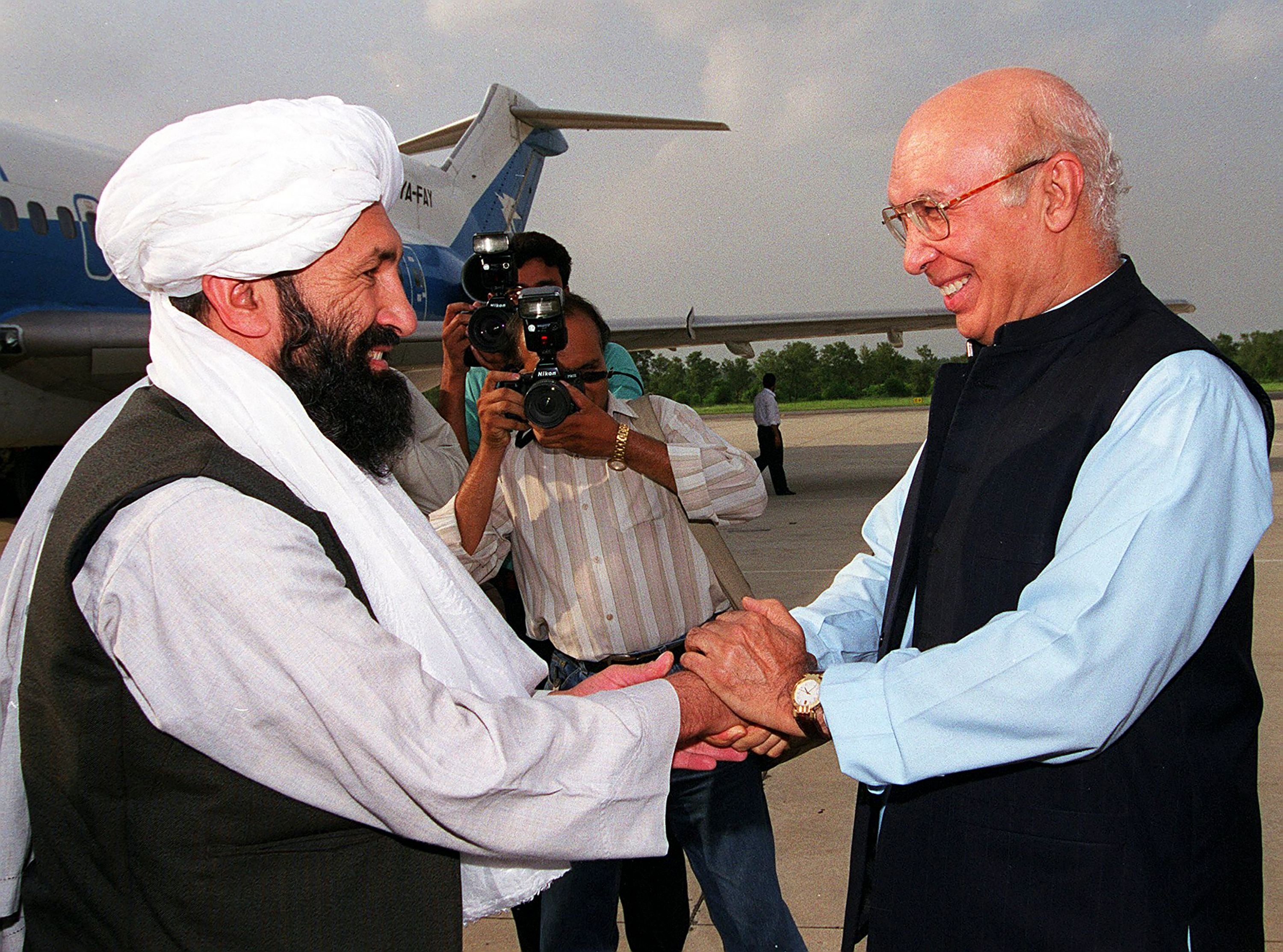 Mullah Hassan Akhund (left) meeting Pakistan’s foreign minister Sartaj Aziz in 1999
