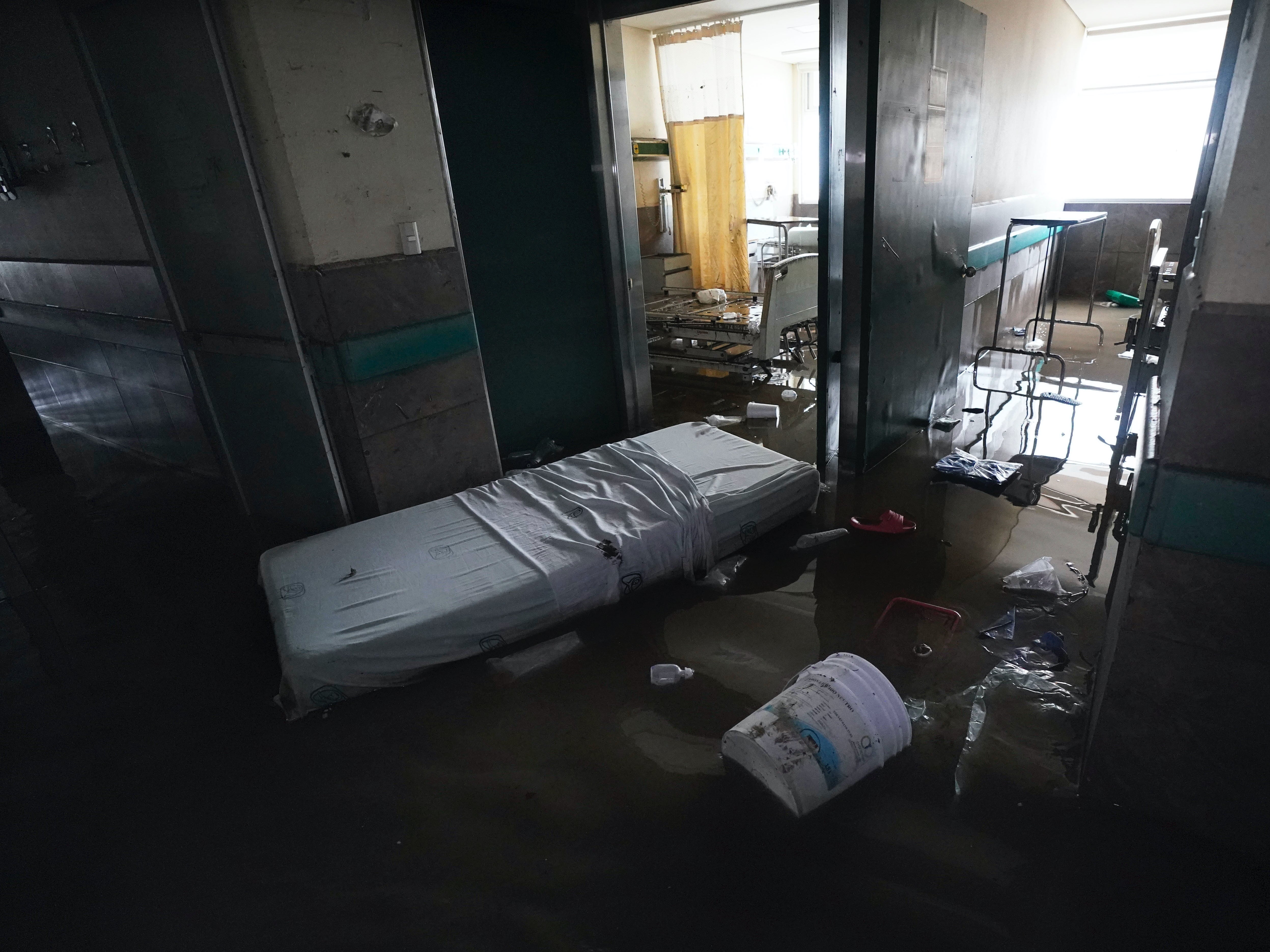 <p>Habitaciones inundadas, camas y  equipo dañados por el agua se observan en el hospital público de Tula, Hidalgo,  el martes 7 de septiembre de 2021. Lluvias torrenciales en el centro de México inundaron repentinamente un hospital en Tula, matando a más de una docena de pacientes.</p>
