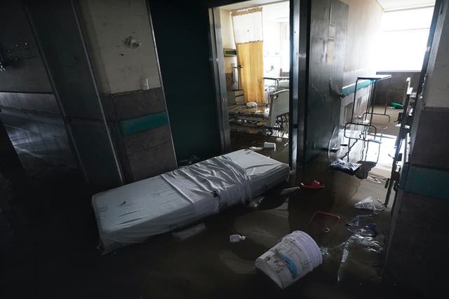 <p>Habitaciones inundadas, camas y  equipo dañados por el agua se observan en el hospital público de Tula, Hidalgo,  el martes 7 de septiembre de 2021. Lluvias torrenciales en el centro de México inundaron repentinamente un hospital en Tula, matando a más de una docena de pacientes.</p>