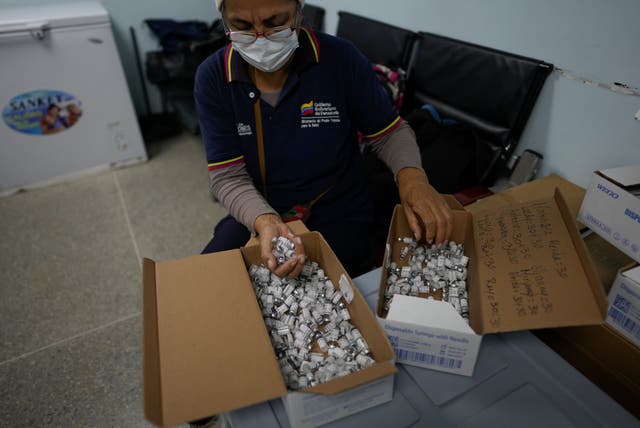 <p>Un trabajador de la salud muestra viales vacíos de la vacuna Sinopharm COVID-19 en un centro de salud del gobierno en Caracas, Venezuela, el miércoles 8 de septiembre de 2021.</p>