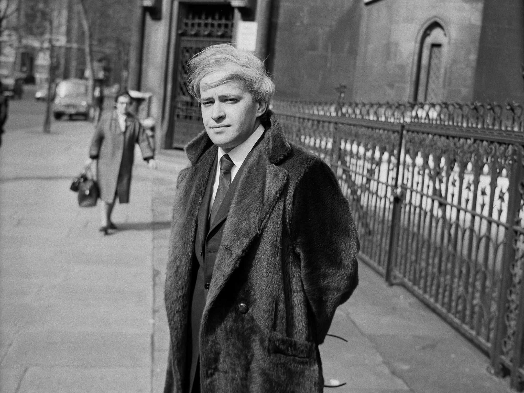 Stephen Vizinczey outside a court in London in 1971