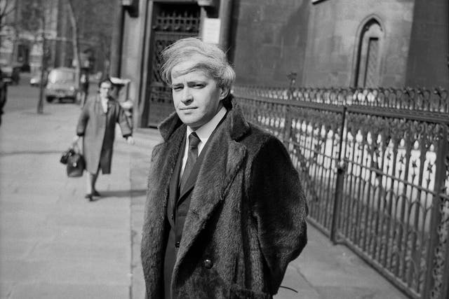 <p>Stephen Vizinczey outside a court in London in 1971 </p>