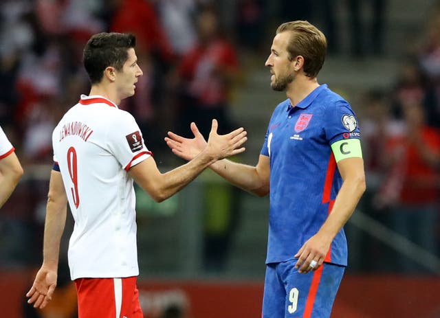 <p>Captains Robert Lewandowski and Harry Kane shake hands</p>