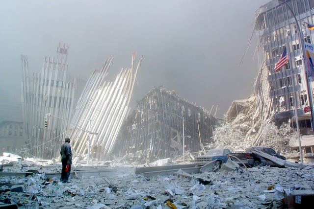 Un hombre se para entre los escombros y pregunta si alguien necesita ayuda el 11 de septiembre