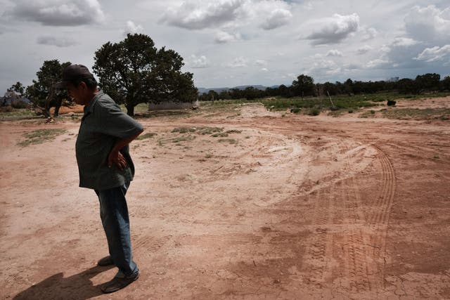 Un miembro de la tribu de indios Navajo espera a que se llene su tanque de agua. La NOAA informa que el verano de 2021 está a la par con el verano de 1936 en el Dust Bowl, el más caluroso registrado