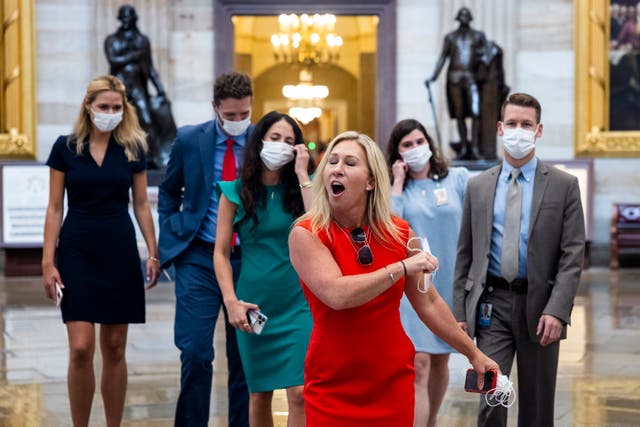 MTG quita rasgaduras de la máscara cruzando desde la Cámara al Senado del lado del Capitolio, donde no se requerían máscaras