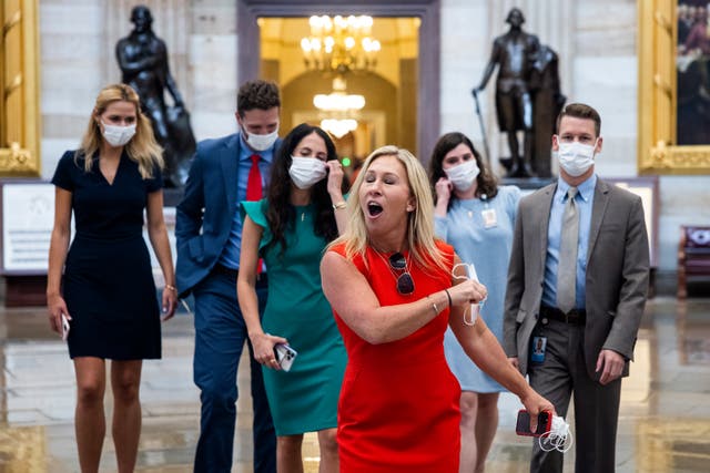 MTG quita rasgaduras de la máscara cruzando desde la Cámara al Senado del lado del Capitolio, donde no se requerían máscaras