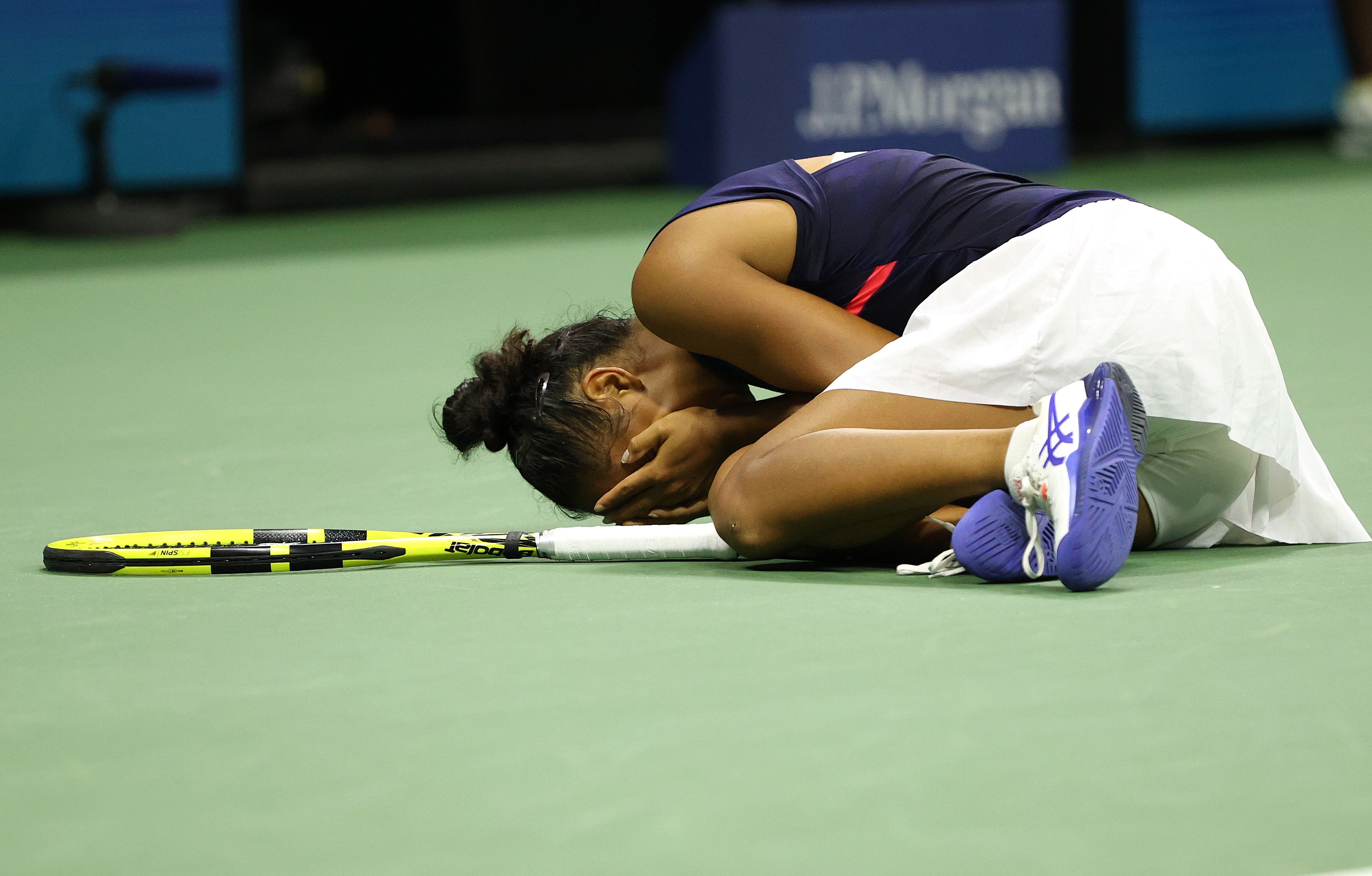 Fernandez celebrates after defeating Aryna Sabalenka